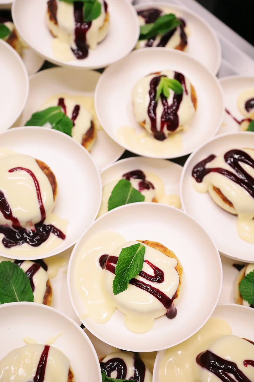 Individual desserts with sauce and mint